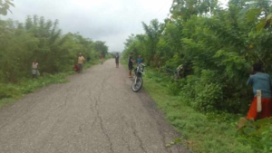 Ciptakan Lingkungan Aman, Babinsa dan Warga Kompak Bersihkan Jalan