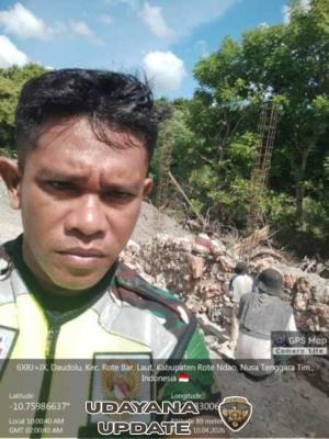 Babinsa Koramil 1627-03/Batutua Pantau Pemasangan Fondasi Bangunan di Desa Tualima