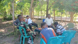 Jaga Kamtibmas Paskah, Babinsa Himbau Warga Desa Lanaus Hindari Minuman keras ( Miras)