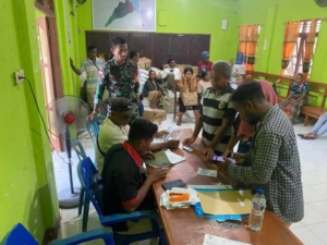 Babinsa Omesuri Kawal Penyaluran Bantuan Beras dan Minyak di Beninhading 2