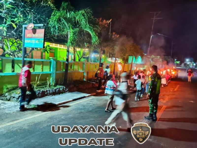 Hangatnya Cahaya Paskah, Pratu Irfan Kaynara Amankan Pawai Obor Jemaat Gereja Ebenhaezer Lokea