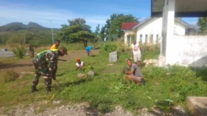 Pentingnya Kenyamanan Pelayanan, Babinsa Himbau Warga Jaga Kebersihan Kantor Desa