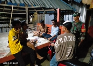 Babinsa Koramil Kilo Intensifkan Patroli Malam, Ajak Warga Jaga Keamanan Lingkungan