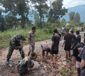 Babinsa Koramil 1630-03/MP Pimpin Kerja Bakti, Wujud Nyata Kepedulian TNI untuk Rakyat