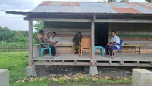 Babinsa Koramil 01/Lewa Himbau Penertiban Ternak di Desa Matwai Amahu