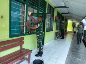 Wujudkan Lingkungan Kerja Nyaman, Personel Makodim 1618/TTU Gelar Kerja Bakti
