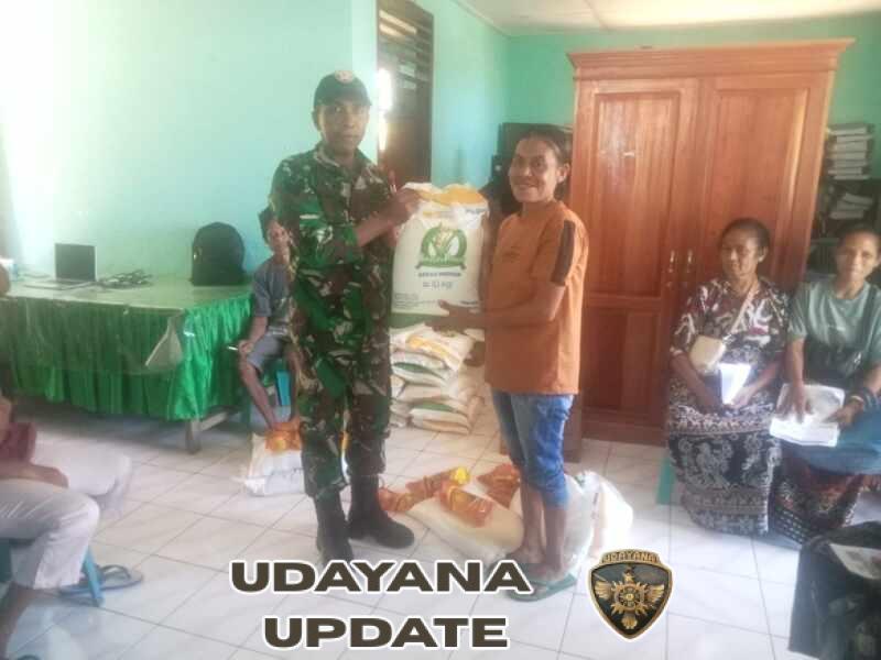 Babinsa Hewokloang Monitoring Pembagian Bantuan Pangan