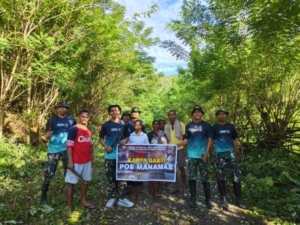 Jalanan Bersih dan Tertata, Satgas Pamtas Yonarhanud 2 Kostrad Percantik Desa Manamas Lewat Karya Bakti Bersama