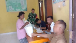 Babinsa Koramil 05/Waingapu Dampingi Penyaluran Bantuan Pangan di Kelurahan Malumbi