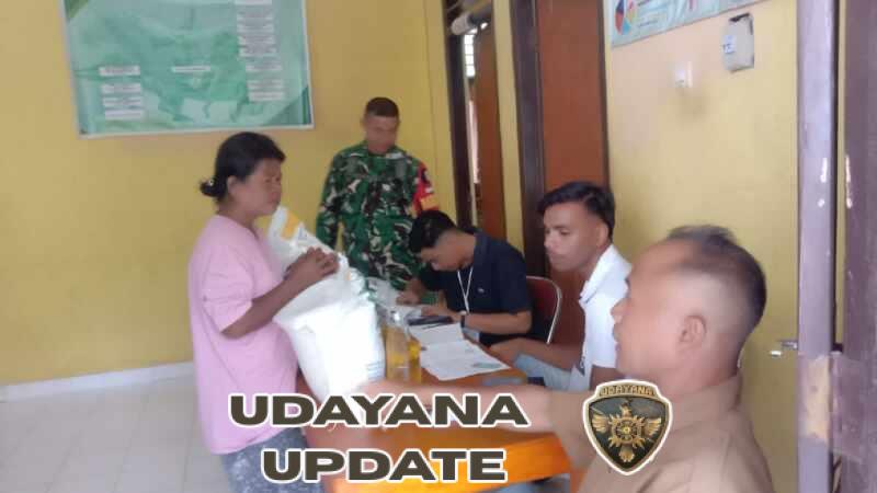 Babinsa Koramil 05/Waingapu Dampingi Penyaluran Bantuan Pangan di Kelurahan Malumbi