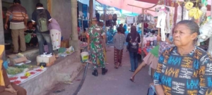 Babinsa Omesuri Pantau Aktivitas Pedagang di Pasar Balauring
