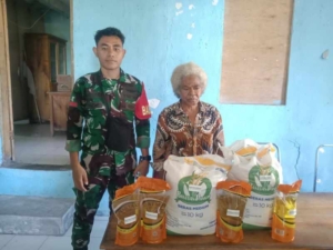 Babinsa Dampingi Pembagian Bantuan Pangan di Desa Kajowair