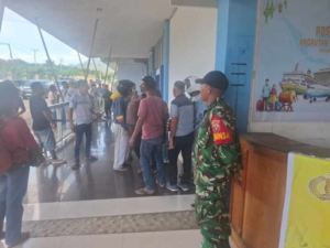 Babinsa Larantuka Amankan Proses Check-In Penumpang di Bandara Gewayantana