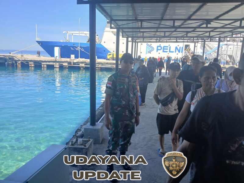Babinsa Tenau Pantau Kedatangan Penumpang KM Awu