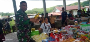 Babinsa Koramil 04/Tabundung Monitoring Harga Sembako di Pasar Tradisional Pre Komba