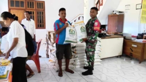 Babinsa Larantuka Kawal Penyaluran Bantuan Pangan di Desa Lamika
