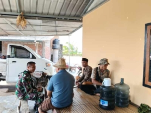 Babinsa Batu Putih Kopda Hamdani Pererat Silaturahmi Lewat Komsos dengan Tokoh Masyarakat