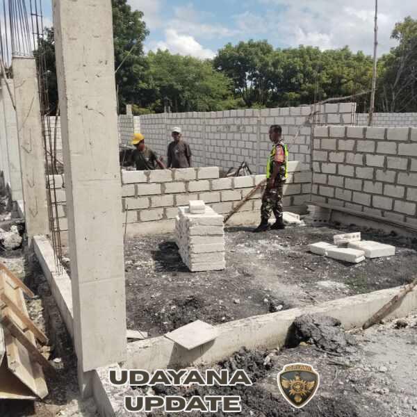 Babinsa Koramil 1627-03/Batutua Pantau Pengerjaan Ruang Pupuk KDKMP Desa Netenaen