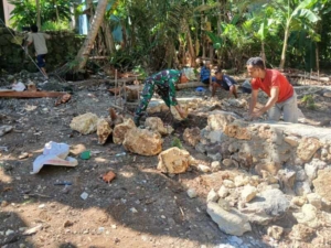 Babinsa Koramil 02/Walakaka Aktif Bantu Warga Bangun Pondasi Rumah