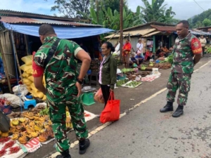 Babinsa Koramil 1624-06/Tanjung Bunga Laksanakan Pengamanan Pasar Boru