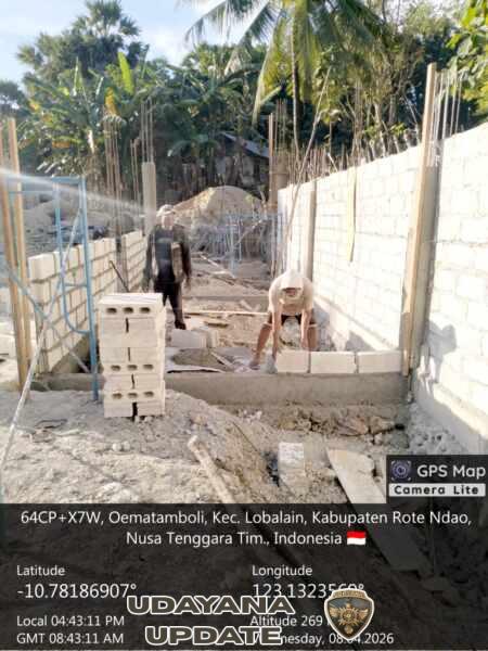 Babinsa Serda Joni Ludji Laksanakan Pemantauan Pemasangan Dinding Batako di Desa Oematamboli