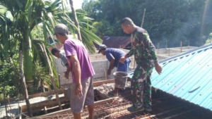 Babinsa Bandar Aktif Bantu Warga Cor Teras Rumah di Pantar