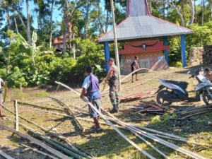 Babinsa Koramil 01/Loli Gotong Royong Bangun Pagar Kantor Desa Wanokaza