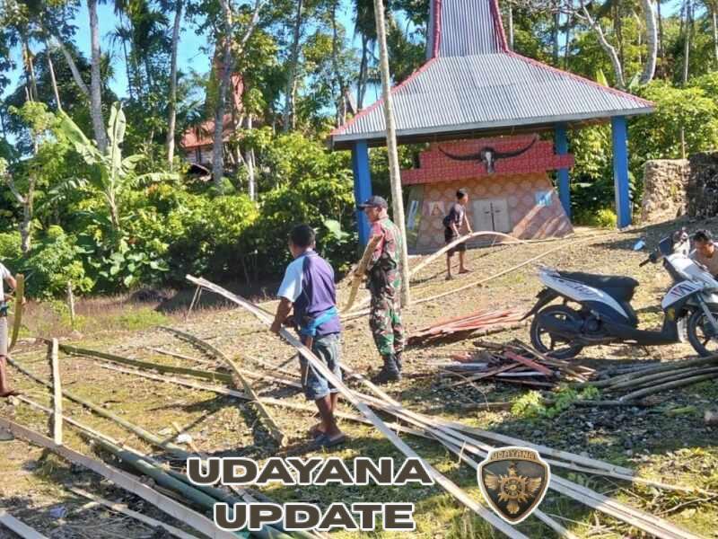Babinsa Koramil 01/Loli Gotong Royong Bangun Pagar Kantor Desa Wanokaza