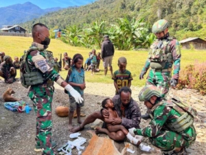 ‎Bersinergi bersama Apkam dan PMI Puncak Jaya, Gerak Cepat Satgas Yonif 743/PSY Evakuasi Masyarakat dan Berikan Pertolongan Medis