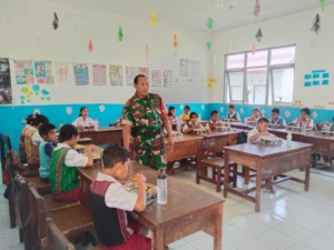 Babinsa Loli Pantau Penyaluran MBG di SDN Lapale