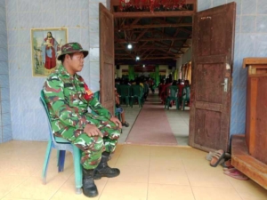 Babinsa Tabundung Amankan Ibadah Raya Paskah di GKS Jemaat Tawui