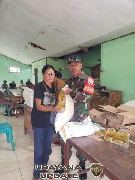 Babinsa Larantuka Dampingi Pembagian Sembako di Waibalun