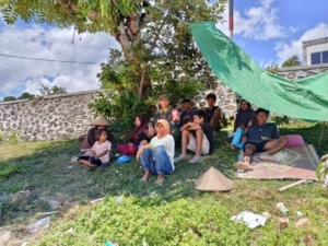 Babinsa Malaju Terjun Langsung Dampingi Petani Jemur Jagung