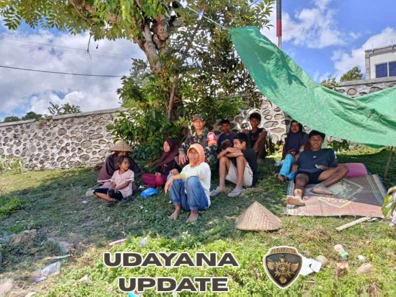 Babinsa Malaju Terjun Langsung Dampingi Petani Jemur Jagung