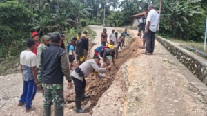 Danramil Amanuban Tengah Pimpin Karya Bhakti Perbaikan Jalan Putus di Nekmese, Warga Kembali Bisa Beraktivitas