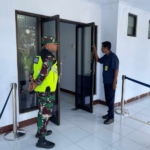 Babinsa Koramil 1624-03/Lewoleba Amankan Aktivitas Penerbangan di Bandara Wunopito