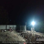 Babinsa Koptu Yoseph Gunawan Seran Pantau Lembur Malam Pemasangan Batako di Desa Tualima
