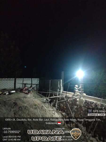 Babinsa Koptu Yoseph Gunawan Seran Pantau Lembur Malam Pemasangan Batako di Desa Tualima