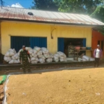 Babinsa Lewa Dampingi Petani Jemur Padi Pasca Panen di Praipaha