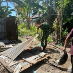 TNI AD Bersama Warga Laksanakan Karya Bhakti Pembongkaran Rumah di Teluk Mutiara