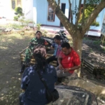 Babinsa Koramil 1624-01/Larantuka Jalin Keakraban Bersama Warga Desa Lewoloba
