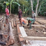 Babinsa Sertu Arifudin Gotong Royong Bantu Warga Bangun Rumah di Harona Kalla