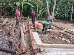 Babinsa Sertu Arifudin Gotong Royong Bantu Warga Bangun Rumah di Harona Kalla