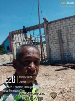 Babinsa Pantau Pelepasan Cor Bekisting Tiang Cakar Ayam