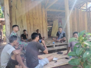 Babinsa Karera Tetap Aktif Komsos di Hari Libur, Ajak Warga Manfaatkan Sawah