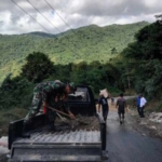 Babinsa Koramil Komodo Bersama Warga Gelar Karya Bakti Perbaikan Jalan di Tanjakan Wate