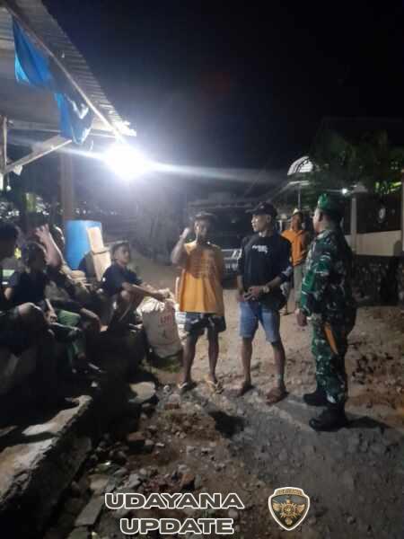 ‎Hadir di Tengah Masyarakat, Koramil Moyo Hilir Jaga Kondusifitas Malam Hari