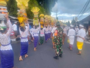 Babinsa Abianbase Kawal Mendak Prani, Ratusan Krama Berjalan Aman dan Tertib