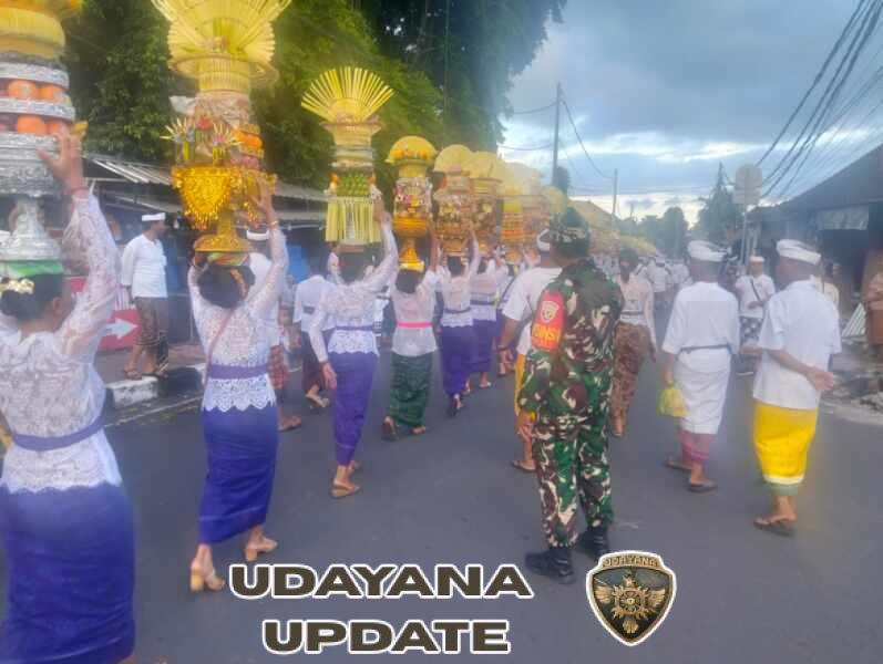 Babinsa Abianbase Kawal Mendak Prani, Ratusan Krama Berjalan Aman dan Tertib