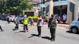 Babinsa Gianyar Amankan Sholat Jumat, Ratusan Jamaah Beribadah dengan Khusyuk